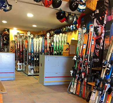 Interior de la tienda con material de esquí