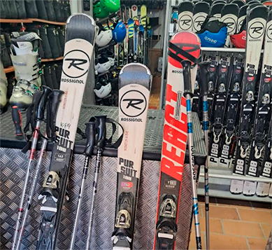 Esquís y bastones en tienda
